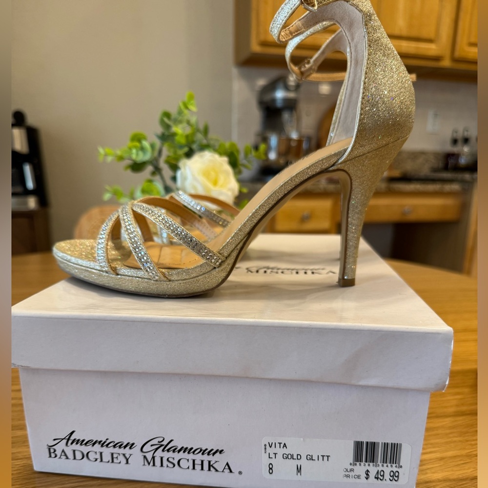 Badgley Mischka light gold glitter heels size 8